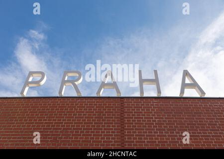 Große Buchstaben praha Prag auf der Backsteinmauer auf Bus-Hub Florenc. Tschechien Reiseziel in Europa. Stockfoto