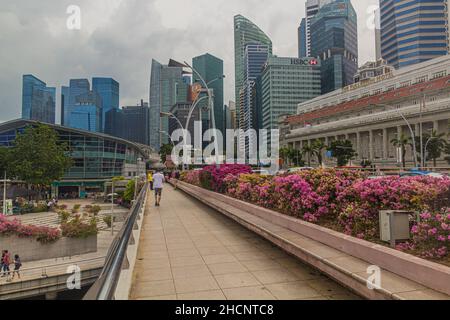SINGAPUR, SINGAPUR - 11. MÄRZ 2018: Wolkenkratzer der Marina Bay und das Fullerton Hotel, Singapur Stockfoto
