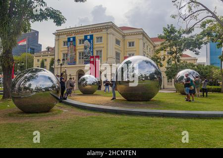 SINGAPUR, SINGAPUR - 11. MÄRZ 2018: Kunstausstellung vor dem Asian Civilizations Museum in Singapur Stockfoto