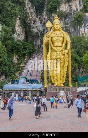 KUALA LUMPUR, MALAYISA - 30. MÄRZ 2018: Lord Murugan Statue vor dem Eingang zu den Batu Höhlen in Kuala Lumpur, Malaysia Stockfoto