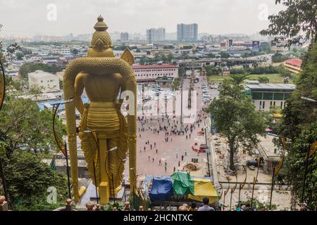 KUALA LUMPUR, MALAYISA - 30. MÄRZ 2018: Lord Murugan Statue vor dem Eingang zu den Batu Höhlen in Kuala Lumpur, Malaysia Stockfoto