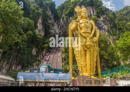 KUALA LUMPUR, MALAYISA - 30. MÄRZ 2018: Lord Murugan Statue vor dem Eingang zu den Batu Höhlen in Kuala Lumpur, Malaysia Stockfoto