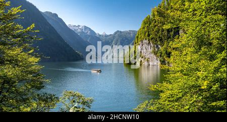 Schiff segelt auf dem idyllischen Königsee in einer Sommerlandschaft, Schönau am Königsee, Bayern, Deutschland Stockfoto