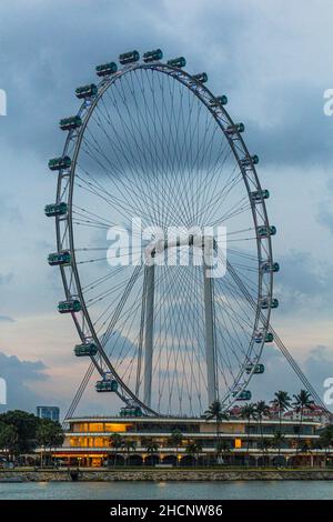 SINGAPUR, SINGAPUR - 11. MÄRZ 2018: Singapore Flyer, Riesenrad in Singapur Stockfoto