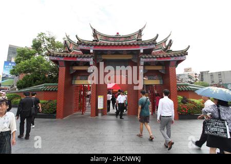 Einer der Eingänge zum Xingtian Tempel mit vielen Menschen. Der Tempel ist ein zeitgenössischer Tempel im Zhongshan Bezirk von Taipei in Taiwan. Stockfoto