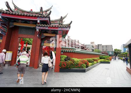 Einer der Eingänge zum Xingtian Tempel mit vielen Menschen. Der Tempel ist ein zeitgenössischer Tempel im Zhongshan Bezirk von Taipei in Taiwan. Stockfoto