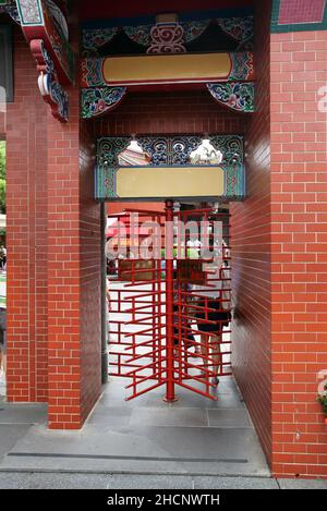 Drehkreuz an einem der Eingänge zum Xingtian Tempel. Der Tempel ist ein zeitgenössischer Tempel im Zhongshan-Viertel von Taipei. Stockfoto