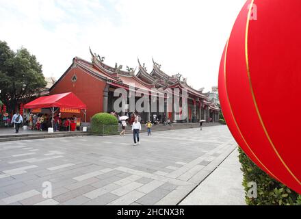 Der Xingtian Tempel mit Besuchern. Der Tempel ist ein zeitgenössischer Tempel im Zhongshan Bezirk von Taipei in Taiwan. Stockfoto