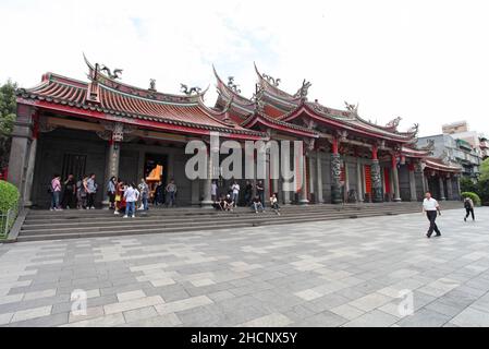 Der Xingtian Tempel mit Besuchern. Der Tempel ist ein zeitgenössischer Tempel im Zhongshan Bezirk von Taipei in Taiwan. Stockfoto