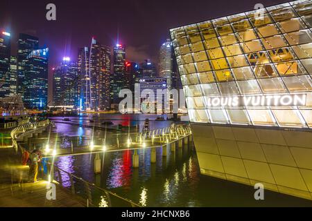 SINGAPUR, SINGAPUR - 11. MÄRZ 2018: Nachtansicht der Skyline von Marina Bay in Singapur Stockfoto