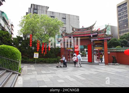 Der Xingtian Tempel mit vielen Menschen. Der Tempel ist ein zeitgenössischer Tempel im Zhongshan Bezirk von Taipei in Taiwan. Stockfoto