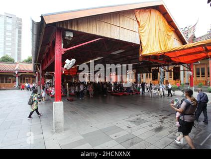 Der Xingtian Tempel mit vielen Menschen. Der Tempel ist ein zeitgenössischer Tempel im Zhongshan Bezirk von Taipei in Taiwan. Stockfoto