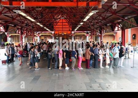 Menschen, die sich im Xingtian Tempel anstellen. Der Tempel ist ein zeitgenössischer Tempel im Zhongshan Bezirk von Taipei in Taiwan. Stockfoto