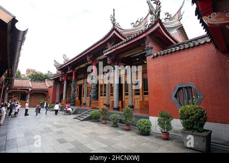 Im Xingtian Tempel mit Besuchern. Der Tempel ist ein zeitgenössischer Tempel im Zhongshan Bezirk von Taipei in Taiwan. Stockfoto