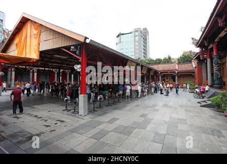 Menschen im Xingtian Tempel mit vielen Menschen. Der Tempel ist ein zeitgenössischer Tempel im Zhongshan Bezirk von Taipei in Taiwan. Stockfoto