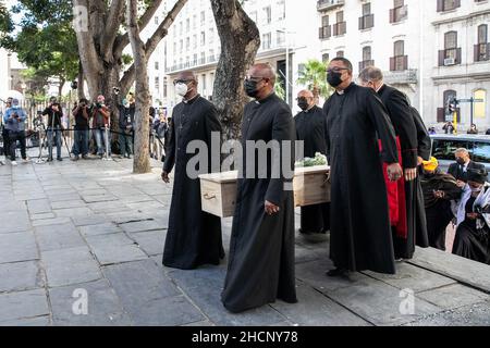 Kapstadt, Südafrika. 30th Dez 2021. Am 30. Dezember 2021 trifft der Sarg des emeritierten südafrikanischen Erzbischofs Desmond Tutu in der St. George's Cathedral in Kapstadt, Südafrika, ein. Tutu lag am Donnerstag in der St. George's Cathedral. Quelle: Lyu Tianran/Xinhua/Alamy Live News Stockfoto