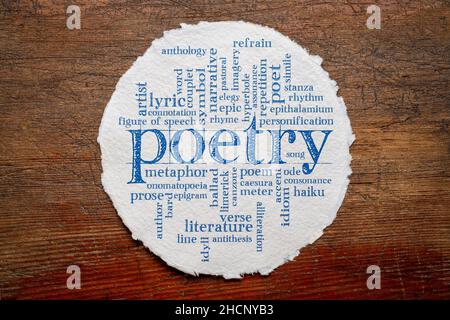 Poesie Wortwolke auf einem kreisförmigen Blatt aus rauem Aquarellpapier gegen rustikales verwittertes Holz, literarische Begriffe Stockfoto