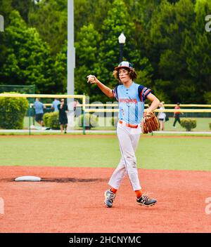 Baseballspieler wirft einen Wurf ins Feld Stockfoto