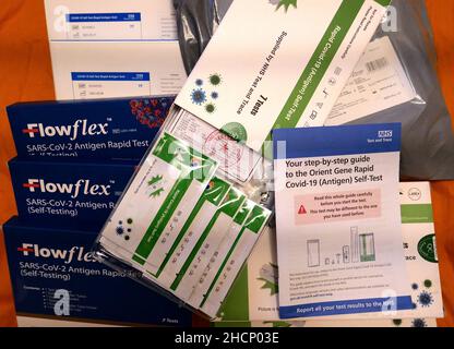 Die Regierung hat das Land aufgefordert, regelmäßig Tests zu nehmen, wiederholt es Ratschläge im Vorfeld der Neujahrsfeiern. Aber die NHS-Website seine nicht in der Lage, mit der Nachfrage Schritt zu halten. Schlüsselarbeiter , einschließlich der im NHS wird nicht in der Lage sein, nach sieben Tagen der Isolation zur Arbeit zurückzukehren, ohne Zugang zu den Tests haben. Die britische Health Security Agency ( UKHSA) Sagte, dass fast 900.000 Testkits pro Tag zur Verfügung gestellt werden. Sir Roger Gale, Abgeordneter von Tory, bestätigte, dass sich ein globaler Mangel auf das Angebot in Großbritannien auswirkt. Das Angebot ist lückenhaft und reicht nicht aus, um die Nachfrage zu decken, Stockfoto
