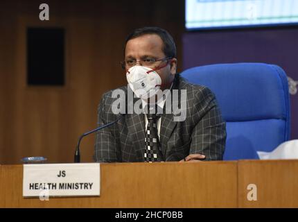 Neu-Delhi, Indien. 30th Dez 2021. NEU-DELHI, INDIEN – DEZEMBER 30: Lav Agarwal, der gemeinsame Sekretär des Ministerrats für Gesundheit und Familienwohlfahrt, der Generaldirektor des Indian Council of Medical Research, Balram Bhargava, und der indische Kinderarzt und Mediziner und Mitglied NITI Aayog, Dr. Vinod Kumar Paul, sprechen am 30. Dezember 2021 in Neu-Delhi, Indien, eine Medienperson beim NMC an. (Foto: Sonu Mehta/Hindustan Times/Sipa USA) Quelle: SIPA USA/Alamy Live News Stockfoto