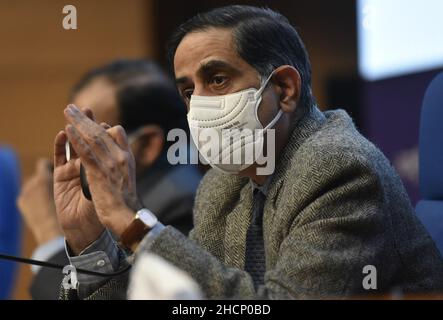 Neu-Delhi, Indien. 30th Dez 2021. NEU-DELHI, INDIEN – DEZEMBER 30: Lav Agarwal, der gemeinsame Sekretär des Ministerrats für Gesundheit und Familienwohlfahrt, der Generaldirektor des Indian Council of Medical Research, Balram Bhargava, und der indische Kinderarzt und Mediziner und Mitglied NITI Aayog, Dr. Vinod Kumar Paul, sprechen am 30. Dezember 2021 in Neu-Delhi, Indien, eine Medienperson beim NMC an. (Foto: Sonu Mehta/Hindustan Times/Sipa USA) Quelle: SIPA USA/Alamy Live News Stockfoto