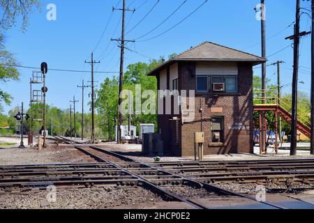 West Chicago, Illinois, USA. Ein Eisenbahnkontrollturm, der einen Diamantübergang schützt, bei dem zwei Eisenbahnen die Gleise des anderen durchkreuzen. Stockfoto