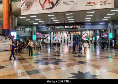 KUALA LUMPUR, MALAYSIA - 13. MÄRZ 2018: Innenansicht des Bahnhofs Kuala Lumpur Sentral, Malaysia. Stockfoto