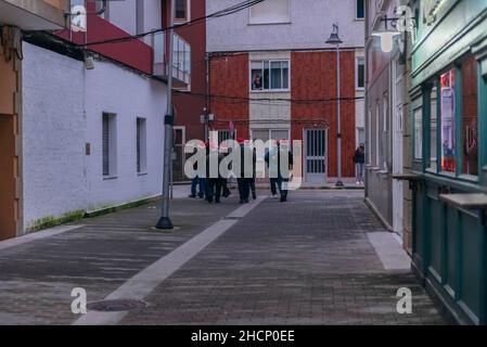 29th. Juni 2021, Cangas de Morrazo, Pontevedra, Spanien. Eine Gruppe von traditionellen galizischen Dudelsackmusikern, die in den Straßen von Cangas de Morrazo spielen. Stockfoto