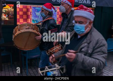 29th. Juni 2021, Cangas de Morrazo, Pontevedra, Spanien. Eine Gruppe von traditionellen galizischen Dudelsackmusikern, die in den Straßen von Cangas de Morrazo spielen. Stockfoto