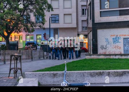 29th. Juni 2021, Cangas de Morrazo, Pontevedra, Spanien. Eine Gruppe von traditionellen galizischen Dudelsackmusikern, die in den Straßen von Cangas de Morrazo spielen. Stockfoto