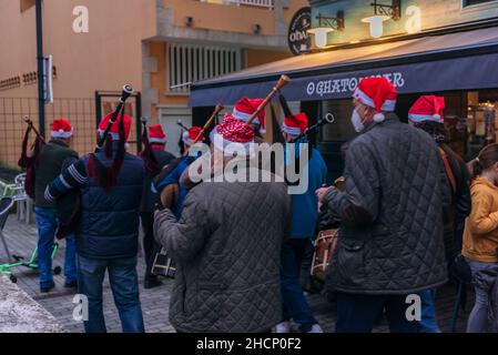 29th. Juni 2021, Cangas de Morrazo, Pontevedra, Spanien. Eine Gruppe von traditionellen galizischen Dudelsackmusikern, die in den Straßen von Cangas de Morrazo spielen. Stockfoto