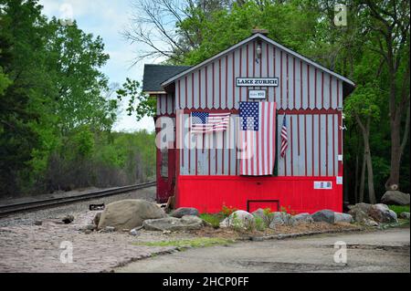 Lake Zurich, Illinois, USA. Das alte Elgin, Joliet & Eastern Railway Depot wurde 1895 gebaut. Die Struktur liegt entlang der Canadian National Railway. Stockfoto