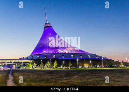 ASTANA, KASACHSTAN - 8. JULI 2018: Abendansicht des Khan Shatyr Entertainment Center in Astana, jetzt nur-Sultan , Hauptstadt von Kasachstan. Stockfoto