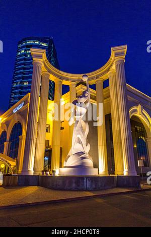 ASTANA, KASACHSTAN - 8. JULI 2018: Abendansicht einer Skulptur in Astana jetzt nur-Sultan , Hauptstadt von Kasachstan. Stockfoto