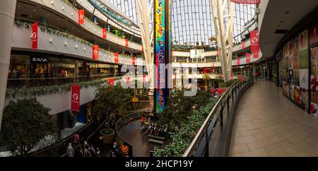 ASTANA, KASACHSTAN - 9. JULI 2018: Das Innere des Khan Shatyr Entertainment Center in Astana ist jetzt nur-Sultan , Kasachstan Stockfoto