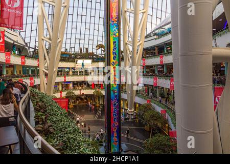 ASTANA, KASACHSTAN - 9. JULI 2018: Das Innere des Khan Shatyr Entertainment Center in Astana ist jetzt nur-Sultan , Kasachstan Stockfoto