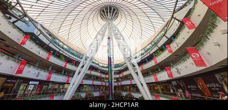 ASTANA, KASACHSTAN - 9. JULI 2018: Das Innere des Khan Shatyr Entertainment Center in Astana ist jetzt nur-Sultan , Kasachstan Stockfoto