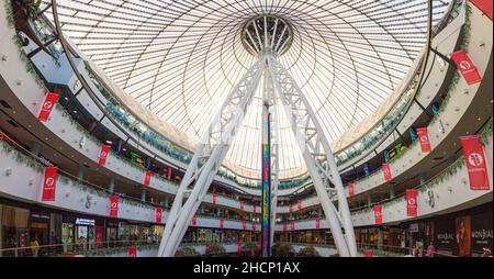 ASTANA, KASACHSTAN - 9. JULI 2018: Das Innere des Khan Shatyr Entertainment Center in Astana ist jetzt nur-Sultan , Kasachstan Stockfoto