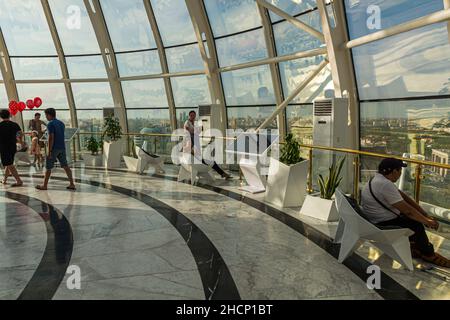 ASTANA, KASACHSTAN - 9. JULI 2018: Aussichtsplattform des Bayterek-Turms in Astana, jetzt nur-Sultan, Kasachstan Stockfoto