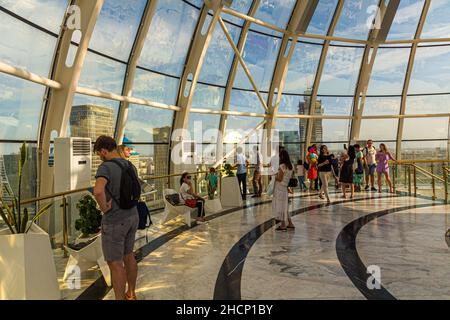 ASTANA, KASACHSTAN - 9. JULI 2018: Aussichtsplattform des Bayterek-Turms in Astana, jetzt nur-Sultan, Kasachstan Stockfoto