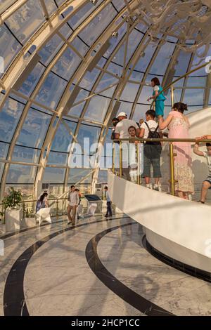 ASTANA, KASACHSTAN - 9. JULI 2018: Aussichtsplattform des Bayterek-Turms in Astana, jetzt nur-Sultan, Kasachstan Stockfoto