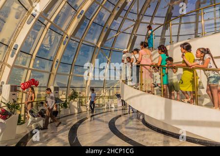 ASTANA, KASACHSTAN - 9. JULI 2018: Aussichtsplattform des Bayterek-Turms in Astana, jetzt nur-Sultan, Kasachstan Stockfoto