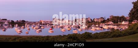 USA, Massachusetts, Cape Cod, Hafen von Harwich, Panoramablick auf den Hafen von Wychmere bei Sonnenaufgang Stockfoto