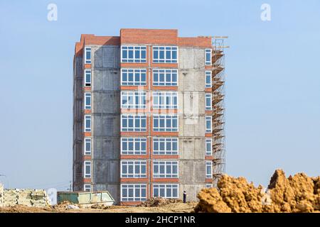 Abschluss des Baus eines Wohngebäudes, Installation von Fensterblöcken und Isolierung von Außenwänden mit anschließender Fertigstellung, se Stockfoto