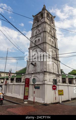 MALACCA, MALAYASIA - 19. MÄRZ 2018: Minarett der Kampung Kling Moschee im Zentrum von Malacca Melaka . Stockfoto