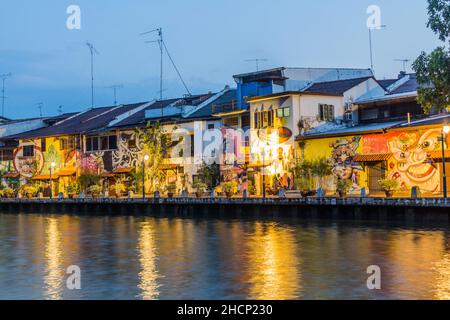 MALACCA, MALAYASIA - 19. MÄRZ 2018: Street Art an den Häusern am Flussufer neben dem Malacca-Fluss in Malacca Melaka, Malaysia Stockfoto