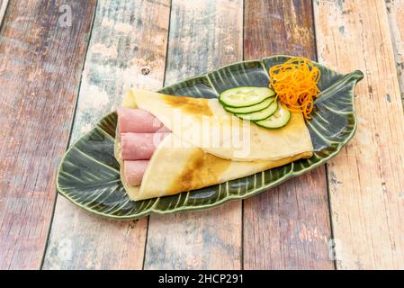 Es wird in der Regel als Basis für ein Gericht oder Dessert serviert, wobei alle Arten von süßen oder salzigen Zutaten, in diesem Fall mit gekochtem Schinken, verwendet werden. Stockfoto