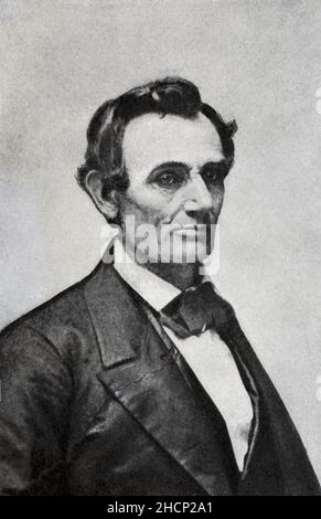 Die Bildunterschrift lautet: 'Lincoln im Jahr 1857 aus einer Photographie in der Sammlung von Charles Carleton Coffin.' Abraham Lincoln war der Präsident der Vereinigten Staaten von 16th. Er diente vom 1861. März bis zu seiner Tötung am 15. April 1865. Er wurde 1860 auf der Convention zum republikanischen Kandidaten gewählt. Lincoln war Rechtsanwalt, aber bevor er zur Juraschule ging, hatte er eine Vielzahl von Jobs inne. Stockfoto