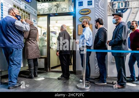 Menschen vor Ort, die sich vor Habibah’s Konditorei/Süßwarenladen, Downtown, Amman, Jordanien, in Queuing befinden. Stockfoto