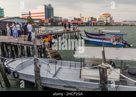 GEORGE TOWN, MALAYSIA - 20. MÄRZ 2018: Boote am Chew Jetty in George Town, Malaysia Stockfoto